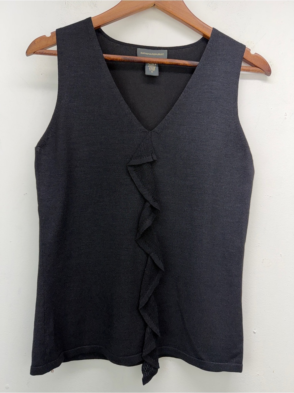Banana Republic size Medium Women’s Black Silk Blend Knit Sleeveless V-neck Top